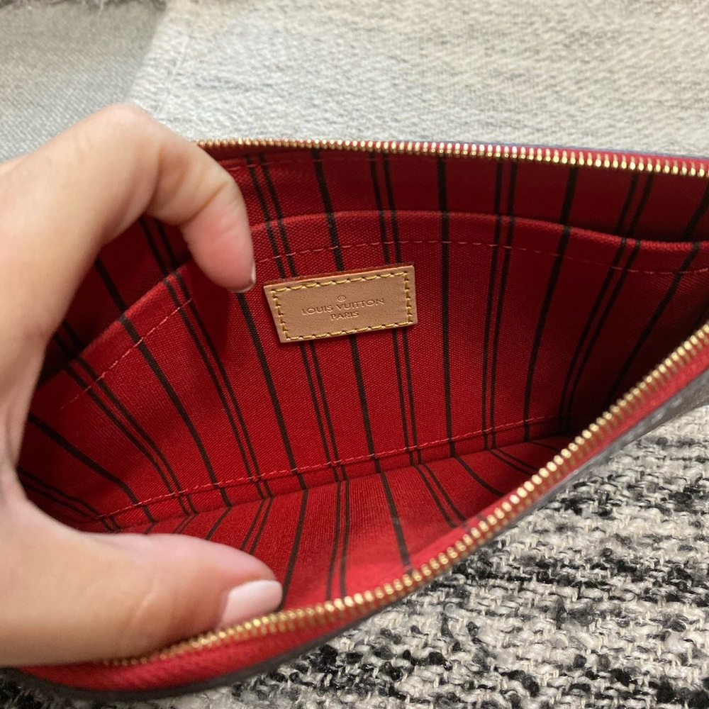 Louis Vuitton Monogram Neverfull Pochette - Picture 4 of 7